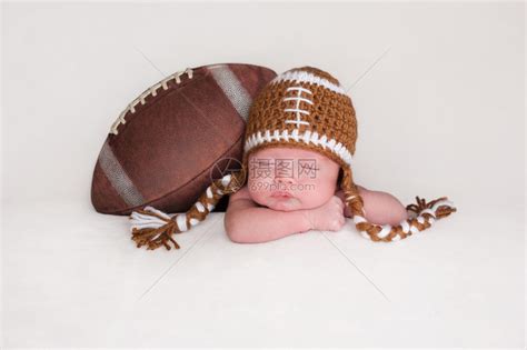 一个两周大熟睡的新生男婴的画像他与戴着钩编足球帽的高清图片下载-正版图片503025555-摄图网