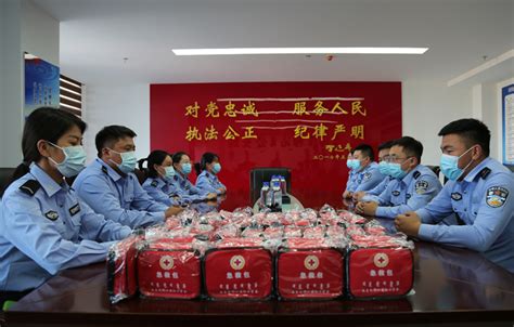 小小急救包 体现暖警大情怀 西乌公安为全局干警发放急救包--中国警察网
