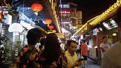 重庆：“五一”旅游高峰 洪崖洞为游客封路封桥-人民图片网