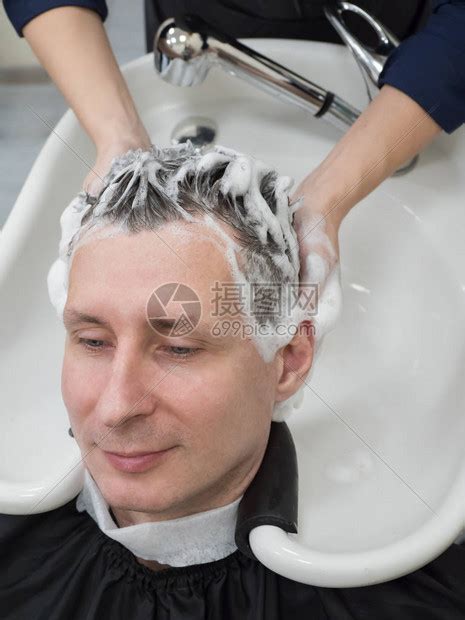 男人在理发店用头发洗掉油漆高清图片下载-正版图片505919852-摄图网