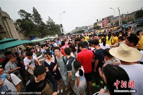 清华大学暑假变为旅游景点 门前游客摩肩接踵|游客|旅游团_凤凰资讯