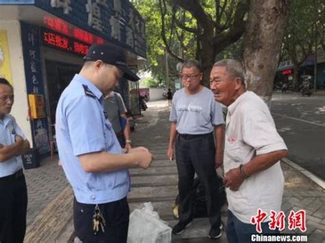 郑州一86岁老人摆摊卖菜馍，一小时收入80多元：做生意不图挣钱只为玩，蹬三轮车一溜烟跑 - 河南一百度