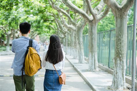 青春男女学生走在校园路上背影高清图片下载-正版图片500392074-摄图网