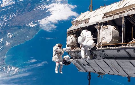 太空行走中的宇航员图片素材-正版创意图片600031391-摄图网