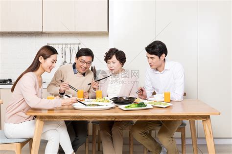 家庭团聚幸福一家人聚餐干杯高清图片下载-正版图片501696235-摄图网