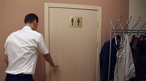 一个男人走进厕所视频素材_ID:VCG42N601073630-VCG.COM