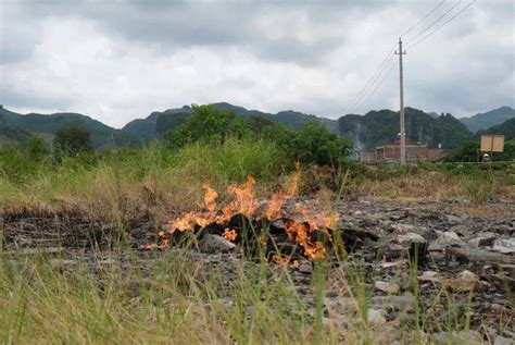 广西一村庄地下冒可燃气体连烧12天，当地筑起围墙防护 - 封面新闻