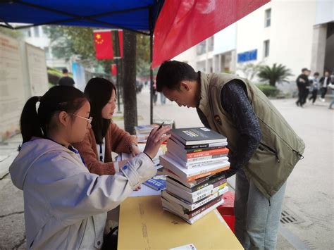 开封“善行开封”捐书活动 给留守儿童送一缕书香--河南--中国志愿服务联合会