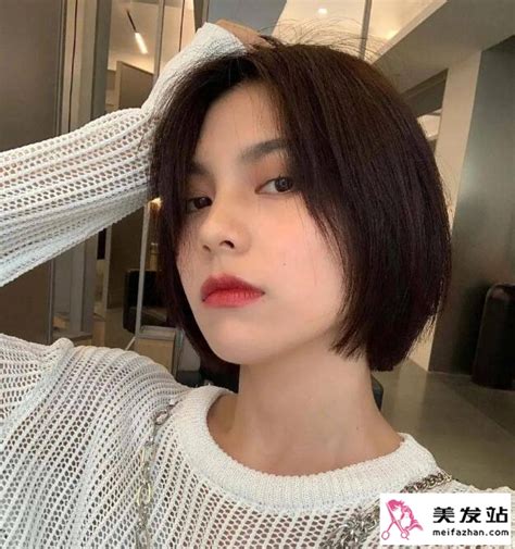 女生夏季短发温柔头像