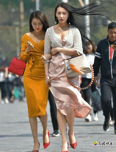 街拍美女福利照：两个秀发高挑美女上街，高跟＋长裙！气质颜值在线-新闻资讯-高贝娱乐