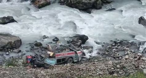 画面曝光：印度一公交坠入河谷 7名边境警察丧生30多人受伤