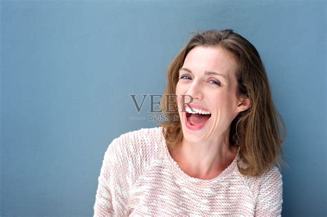 快乐美丽新鲜的中年女人笑着照片摄影图片_ID:140687218-Veer图库