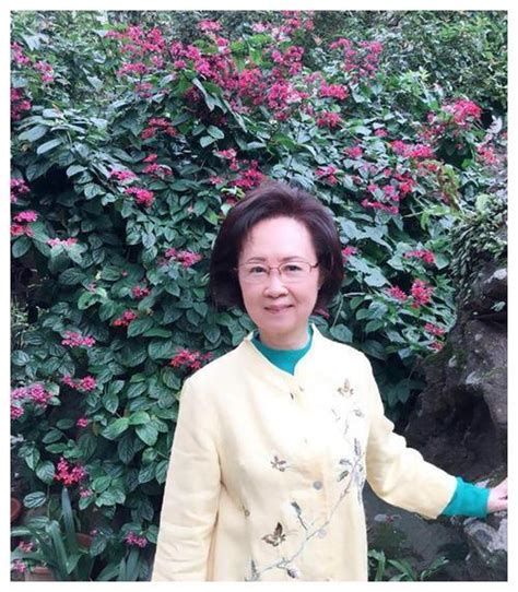 83岁琼瑶阿姨审美依旧在线，穿衣打扮优雅知性，文艺范十足
