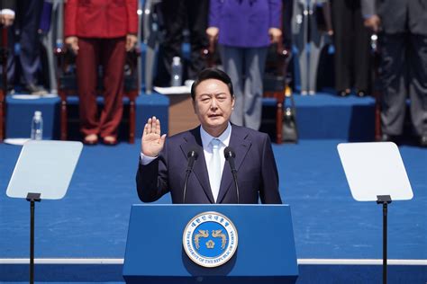 韩国总统尹锡悦被指向日本国旗鞠躬引争议，韩方：向对方国旗致敬是日方惯例