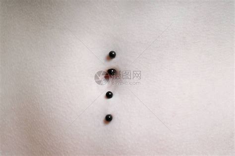 摸熊黛林肚脐图片
