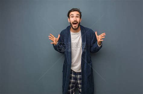 非主流睡衣男子头像