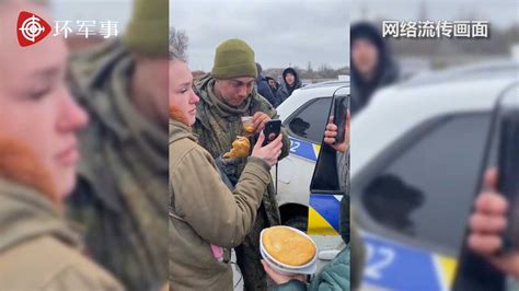 乌克兰邀请俄军俘虏母亲赴乌领人，疑似通话画面曝光，身穿军服男子泣不成声