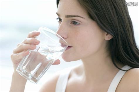 如何科学饮水？原来喝水还有这么多讲究|饮水|饮水量|白开水_新浪新闻