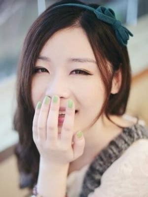 塌鼻子妆容甜美女生头像
