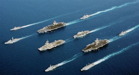 一个航母战斗群的标准配置由哪些舰船组成？职责又是什么？