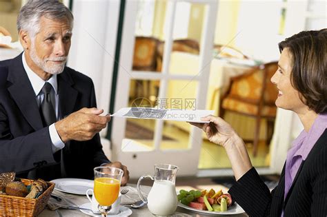 商人和女商人在早餐时谈生意高清图片下载-正版图片501464669-摄图网