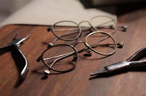 【图】脸型与眼镜的搭配技巧有哪些 怎样戴眼镜才好看_脸型与眼镜的搭配_伊秀美容网|yxlady.com