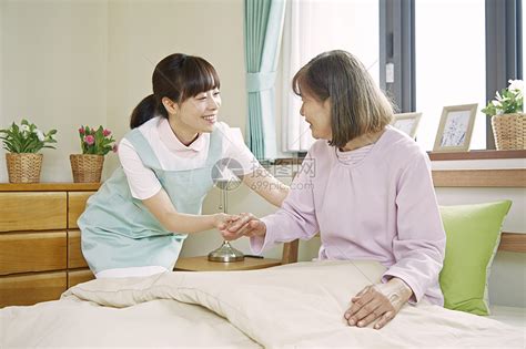 女性护工照顾独居老人起居高清图片下载-正版图片502005262-摄图网