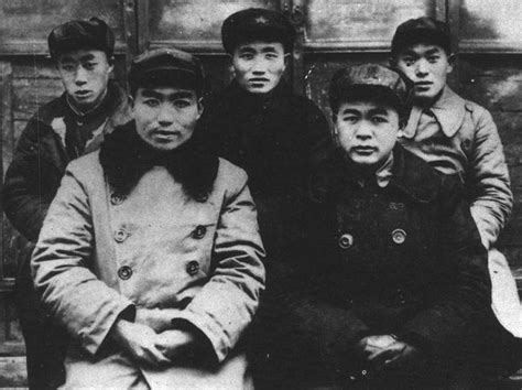 红25军长征时，军长程子华和副军长徐海东，都躺在担架上指挥战斗