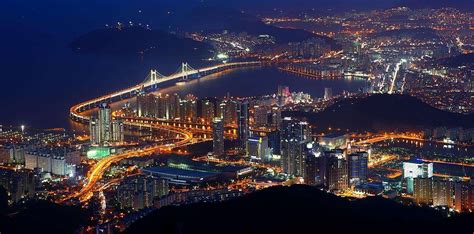 江海区：釜山公园夜色迷人 吸引众多市民游玩_江门新闻_江门广播电视台