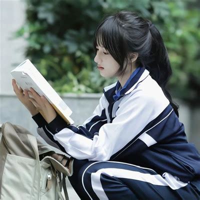学院风妆容甜美女生头像