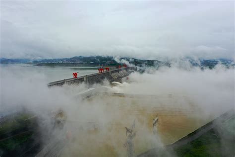 三峡大坝泄洪壮观场面_旅游摄影-蜂鸟网