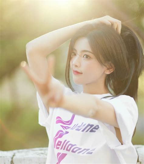 中长发披发甜美女生头像