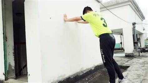 南宁一学校保安为防止学生翻墙，在墙头涂抹机油_凤凰网视频_凤凰网