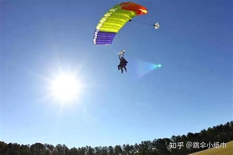 空中突击！看特战队员400米低空跳伞 - 中国军网