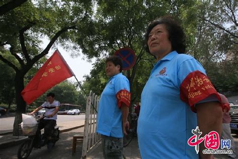 实拍北京街头戴红袖章“反恐大妈”(组图)|实拍|高清组_凤凰资讯