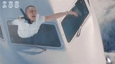 中国机长:玻璃爆裂客舱失压_腾讯视频