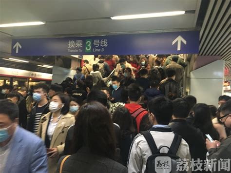 突发：南京地铁二号线故障 大量乘客上班迟到