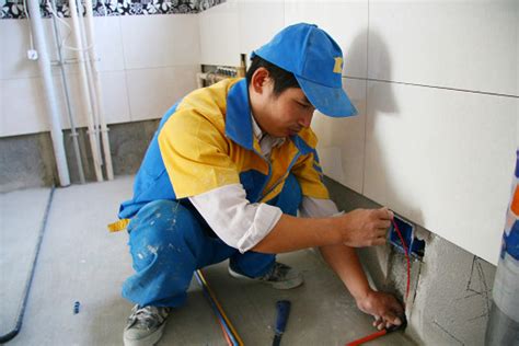 手管工在浴室工作管道维修服务组高清图片下载-正版图片505118723-摄图网