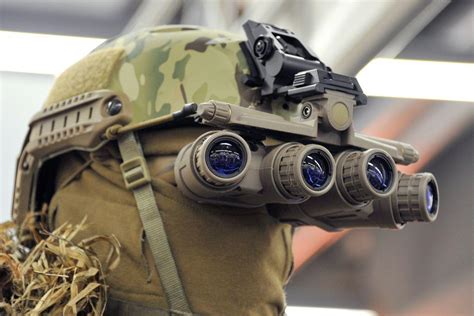 解放军首次装备四目夜视仪，外形科幻，但配套头盔竟是这样的|解放军|夜视仪|头盔_新浪新闻