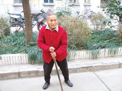 老奶奶拄着拐杖牵着孙子走路图片_卡通手绘_编号11697831_红动中国