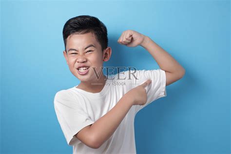 强壮健康的亚洲男孩展示他的肌肉照片摄影图片_ID:372338540-Veer图库