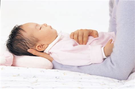 怎样抱婴儿最舒服图解（你真的会抱孩子吗）-幼儿百科-魔术铺