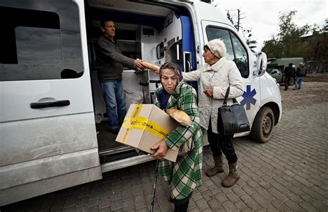 乌克兰军队控制红利曼 民众排队领取人道主义救援物资