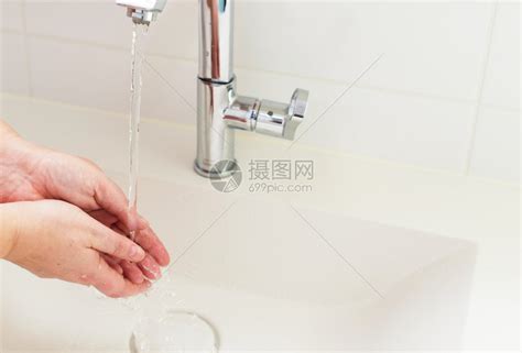 在流水下洗手高清图片下载-正版图片502878131-摄图网