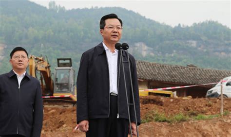 时任巴中市委书记李刚宣布项目开工 - 校园动态 - 通江超前外国语实验学校