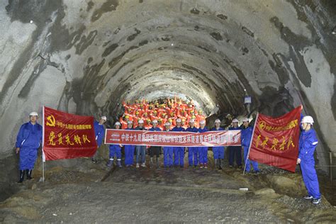 在建川藏铁路拉萨至林芝段全线47座隧道全部贯通 拉林铁路将在2021年建成通车-国内频道-内蒙古新闻网