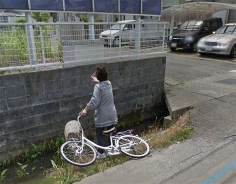 谷歌街景拍下日本大妈掉进水沟画面 趴墙姿势亮了-谷歌街景,日本,大妈 ——快科技(驱动之家旗下媒体)--科技改变未来