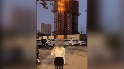 女子在火灾现场跳舞拍视频蹭流量，被罚停更7天_凤凰网视频_凤凰网