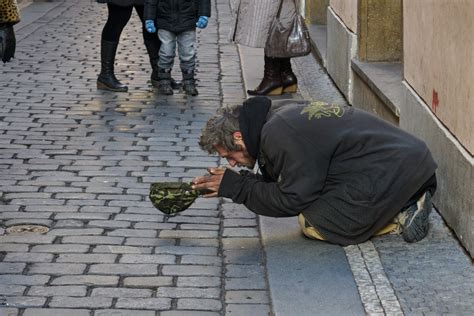 面包师给了坐在路边的乞丐高清图片下载-正版图片504553803-摄图网