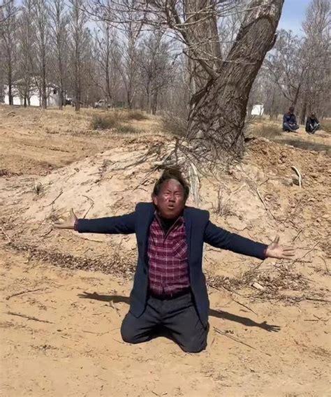 “跪地求水”的林场主孙国友被称“治沙英雄” 当地村民有异议_腾讯视频